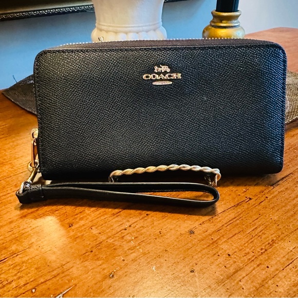 Coach Accessories - 🛍️🛍️ AUTHENTIC COACH WRISTLET STYLE WALLET 💛 GREAT CONDITION 🎀